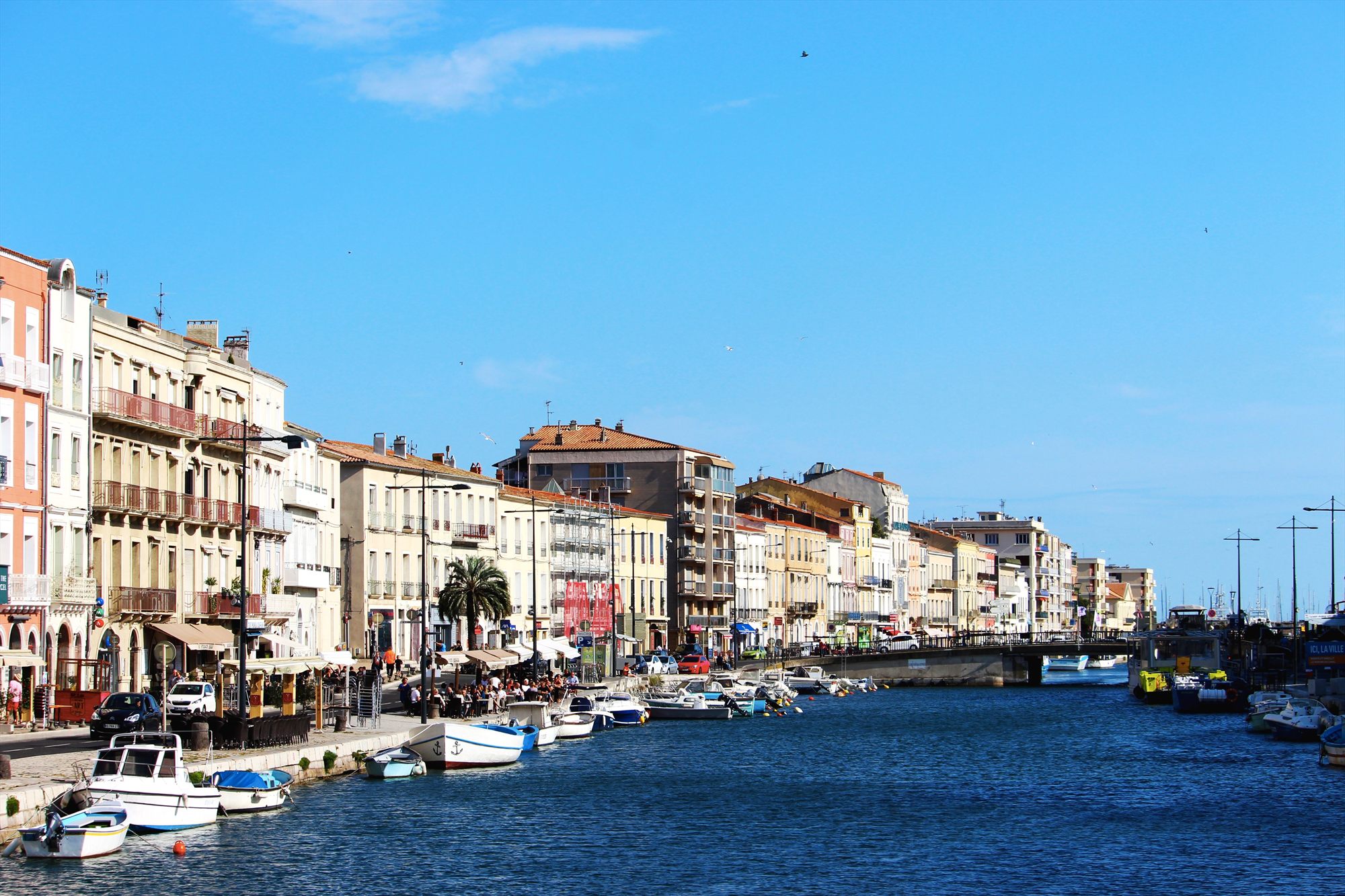 Les quais et les canaux de Sète au soleil